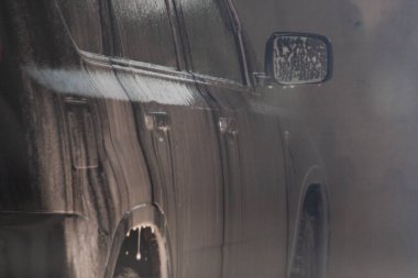 Bu fotoğraf lavabodaki arabayı gösteriyor.