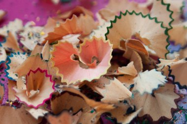 Bu fotoğraf kalemlerin talaşlarını gösteriyor.