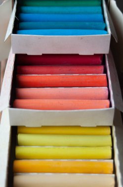 Bu resim renkli pastel boyaları gösterir