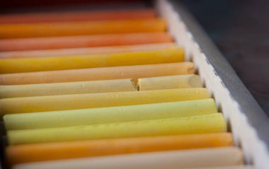 Bu resim renkli pastel boyaları gösterir