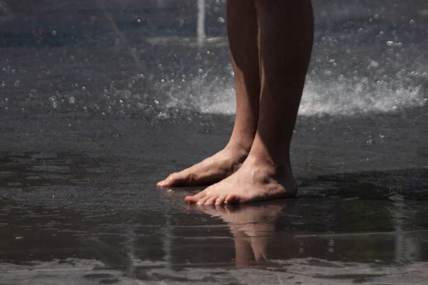 Photo Montre Les Jambes Des Hommes Dans Eau — Photo