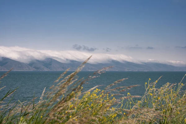 Στη Φωτογραφία Λίμνη Σεβάν Όμορφα Βουνά Πίσω Του — Φωτογραφία Αρχείου
