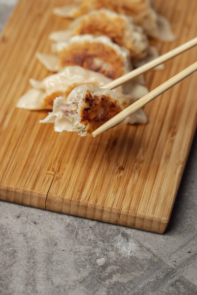 Gyoza Eller Dumplings Mellanmål Med Sojasås Träskiva Och Grå Lera — Stockfoto