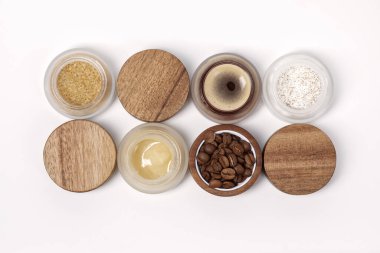 Esmer şeker, kahve ve bal karışımı ev yapımı kozmetik için tahta kapaklı cam kavanozlar. Güzellik, kaplıca, cilt bakımı, aromaterapi, nemlendirici, kabuk soyma, deri dökülmesi.