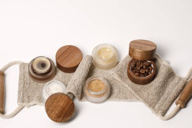 Esmer şeker, kahve ve bal malzemelerini cam kavanozlara koymak için. Ev yapımı kozmetik ürünler için vücut kayışı üzerine ahşap kapaklı. Güzellik, kaplıca, cilt bakımı, aromaterapi konsepti