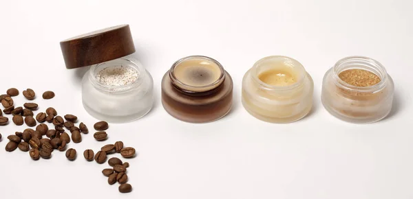 Brązowy Cukier Kawa Miód Składniki Peelingu Szklanych Słoikach Drewnianą Pokrywą — Zdjęcie stockowe