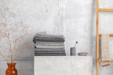 Organik waffle keten havlular, bambu diş fırçaları, banyo sıfır atık aksesuarları çağdaş banyo içinde gri gölgelerde. Günlük vücut bakımı, spa ve sıhhat sıfır atık tuvalet kavramı 