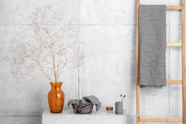 Organik waffle keten havlular, bambu diş fırçaları, banyo sıfır atık aksesuarları çağdaş banyo içinde gri gölgelerde. Günlük vücut bakımı, spa ve sıhhat sıfır atık tuvalet kavramı 