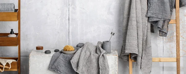 Gri gözlüklü organik waffle havluları, bambu diş fırçaları, banyo sıfır atık aksesuarları çağdaş banyo içleri. Günlük vücut bakımı, spa ve sıhhat sıfır atık tuvalet kavramı