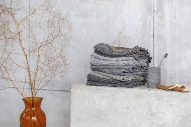 Organik waffle keten havlular, bambu diş fırçaları, banyo sıfır atık aksesuarları çağdaş banyo içinde gri gölgelerde. Günlük vücut bakımı, spa ve sıhhat sıfır atık tuvalet kavramı 