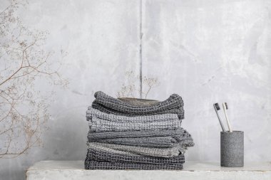 Organik waffle keten havlular, bambu diş fırçaları, banyo sıfır atık aksesuarları çağdaş banyo içinde gri gölgelerde. Günlük vücut bakımı, spa ve sıhhat sıfır atık tuvalet kavramı 