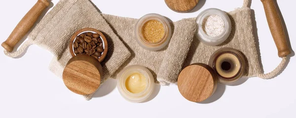 Esmer şeker, kahve ve bal malzemelerini cam kavanozlara koymak için. Ev yapımı kozmetik ürünler için vücut kayışı üzerine ahşap kapaklı. Güzellik, kaplıca, cilt bakımı, aromaterapi konsepti