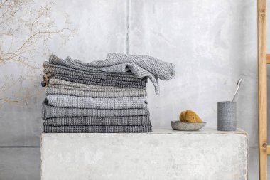 Organik waffle keten havlular, bambu diş fırçaları, banyo sıfır atık aksesuarları çağdaş banyo içinde gri gölgelerde. Günlük vücut bakımı, spa ve sıhhat sıfır atık tuvalet kavramı 