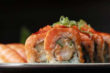 Somon, krem peynir ve salatalıklı Suşi Yuvarlama Seti.