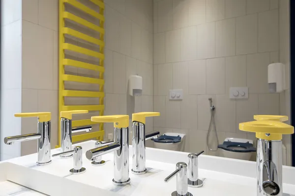 Moderne Öffentliche Toilette Für Kinder Minimalen Innenraum Gelb Und Blau — Stockfoto