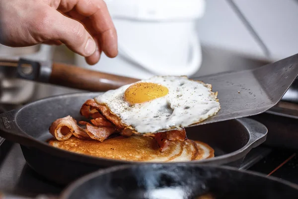 Enkele Gebakken Bestrooid Met Gemalen Zwarte Peper Rusten Metalen Spatel — Stockfoto