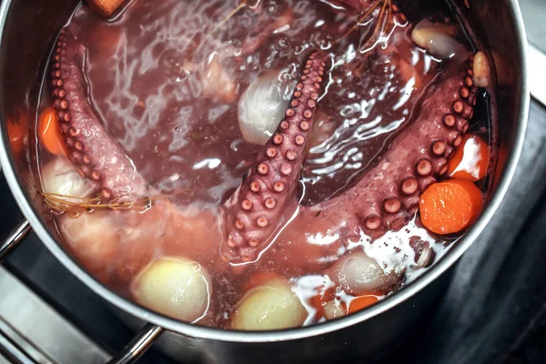 Polpo Intero Bollente Nella Pentola Ripieno Acqua Verdure Tentacoli Polpo — Foto Stock