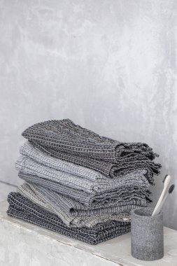 Organik waffle keten havlular, bambu diş fırçaları, banyo sıfır atık aksesuarları çağdaş banyo içinde gri gölgelerde. Günlük vücut bakımı, spa ve sıhhat sıfır atık tuvalet kavramı 