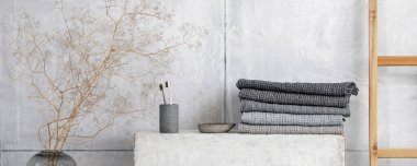 Organik waffle keten havlular, bambu diş fırçaları, banyo sıfır atık aksesuarları çağdaş banyo içinde gri gölgelerde. Günlük vücut bakımı, spa ve sıhhat sıfır atık tuvalet kavramı