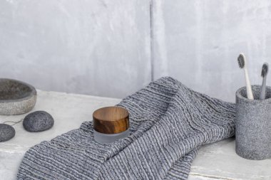Organik waffle keten havlular, bambu diş fırçaları, banyo sıfır atık aksesuarları çağdaş banyo içinde gri gölgelerde. Günlük vücut bakımı, spa ve sıhhat sıfır atık tuvalet kavramı