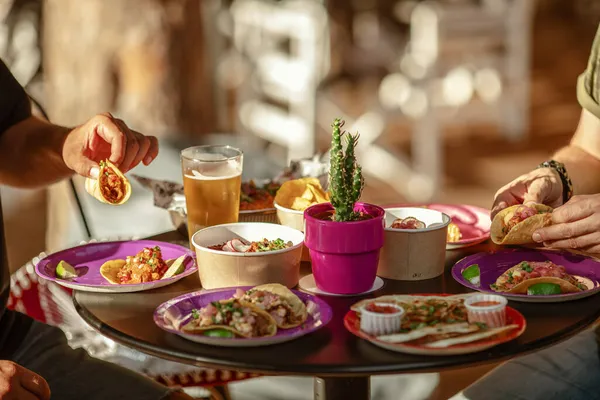 Serveer Traditionele Mexicaanse Tafel Buiten Food Concept Onherkenbare Groep Vrienden — Stockfoto