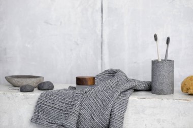 Organik waffle keten havlular, bambu diş fırçaları, banyo sıfır atık aksesuarları çağdaş banyo içinde gri gölgelerde. Günlük vücut bakımı, spa ve sıhhat sıfır atık tuvalet kavramı 