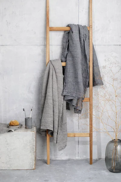 Organik waffle keten havlular, bambu diş fırçaları, banyo sıfır atık aksesuarları çağdaş banyo içinde gri gölgelerde. Günlük vücut bakımı, spa ve sıhhat sıfır atık tuvalet kavramı 