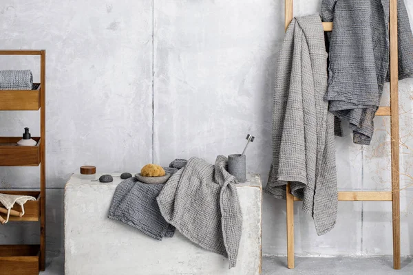 Organik waffle keten havlular, bambu diş fırçaları, banyo sıfır atık aksesuarları çağdaş banyo içinde gri gölgelerde. Günlük vücut bakımı, spa ve sıhhat sıfır atık tuvalet kavramı 
