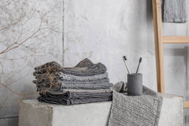 Organik waffle keten havlular, bambu diş fırçaları, banyo sıfır atık aksesuarları çağdaş banyo içinde gri gölgelerde. Günlük vücut bakımı, spa ve sıhhat sıfır atık tuvalet kavramı 