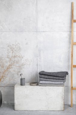 Organik waffle keten havlular, bambu diş fırçaları, banyo sıfır atık aksesuarları çağdaş banyo içinde gri gölgelerde. Günlük vücut bakımı, spa ve sıhhat sıfır atık tuvalet kavramı 