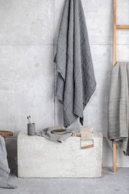 Organik waffle keten havlular, bambu diş fırçaları, banyo sıfır atık aksesuarları çağdaş banyo içinde gri gölgelerde. Günlük vücut bakımı, spa ve sıhhat sıfır atık tuvalet kavramı 