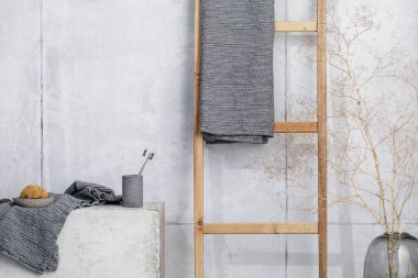 Organik waffle keten havlular, bambu diş fırçaları, banyo sıfır atık aksesuarları çağdaş banyo içinde gri gölgelerde. Günlük vücut bakımı, spa ve sıhhat sıfır atık tuvalet kavramı 