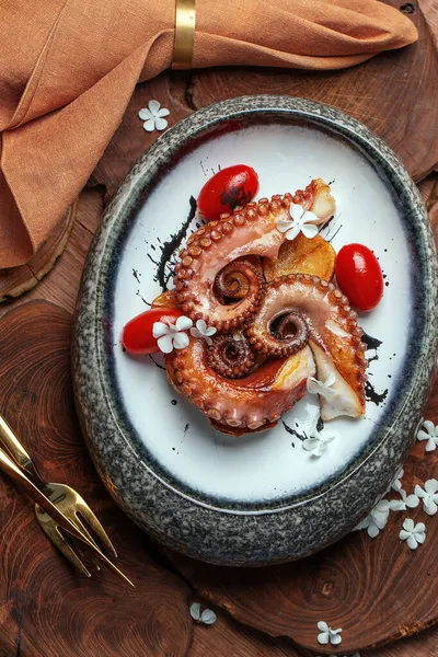 Gegrilde Octopus Met Geroosterde Aardappelen Kerstomaten Een Stenen Schaal Houten — Stockfoto
