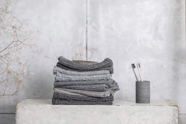 Organik waffle keten havlular, bambu diş fırçaları, banyo sıfır atık aksesuarları çağdaş banyo içinde gri gölgelerde. Günlük vücut bakımı, spa ve sıhhat sıfır atık tuvalet kavramı 