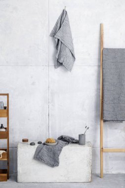 Organik waffle keten havlular, bambu diş fırçaları, banyo sıfır atık aksesuarları çağdaş banyo içinde gri gölgelerde. Günlük vücut bakımı, spa ve sıhhat sıfır atık tuvalet kavramı 