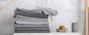 Organik waffle keten havlular, bambu diş fırçaları, banyo sıfır atık aksesuarları çağdaş banyo içinde gri gölgelerde. Günlük vücut bakımı, spa ve sıhhat sıfır atık tuvalet kavramı