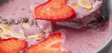 Kahvaltı meyve suyu kasesi, chia tohumu, badem ve çilek. Sağlıklı detoks yeme konsepti