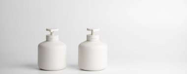 Temizleyici ve sabun için pompalı beyaz minimalist seramik kutular. COVID-19 Coronavirus konsepti. Virüs önleme, kişisel hijyen rutinleri 