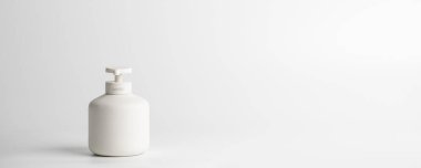 Dezenfekte için pompalı beyaz minimalist seramik şeker kutusu. COVID-19 Coronavirus konsepti. Virüs önleme, kişisel hijyen rutinleri 