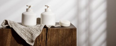 Pompalı sabun ve losyon beyaz seramik kaplar, organik keten havlu ve sert meşe kütüğünde kuru şampuan. Günlük vücut bakımı, spa ve sıhhat sıfır atık tuvalet kavramı 