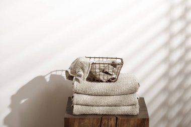 Organik waffle keten havlular, banyo sıfır atık aksesuarları modern banyo içleri. Günlük vücut bakımı, spa ve sıhhat sıfır atık tuvalet kavramı