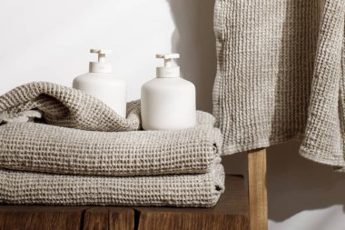 Sabun ve losyon beyaz seramik kaplar, organik keten havlu ve sert meşe kütüğünde kuru şampuan. Günlük vücut bakımı, spa ve sıhhat sıfır atık tuvalet kavramı 