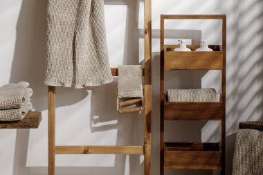 Organik waffle keten havlular, banyo sıfır atık aksesuarları modern banyo içleri. Günlük vücut bakımı, spa ve sıhhat sıfır atık tuvalet kavramı