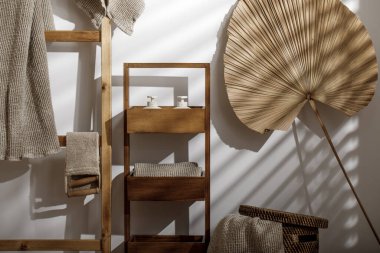 Organik waffle keten havlular, banyo sıfır atık aksesuarları modern banyo içleri. Günlük vücut bakımı, spa ve sıhhat sıfır atık tuvalet kavramı