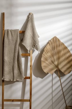 Organik waffle keten havlular, banyo sıfır atık aksesuarları modern banyo içleri. Günlük vücut bakımı, spa ve sıhhat sıfır atık tuvalet kavramı