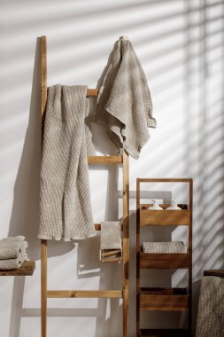 Organik waffle keten havlular, banyo sıfır atık aksesuarları modern banyo içleri. Günlük vücut bakımı, spa ve sıhhat sıfır atık tuvalet kavramı