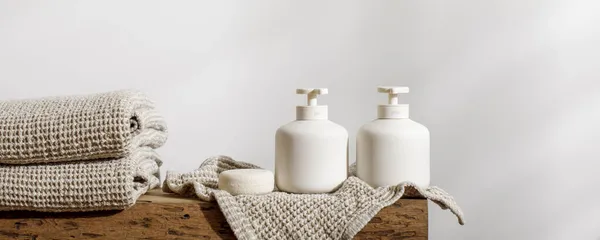 Sabun ve losyon beyaz seramik kaplar, organik keten havlu ve sert meşe kütüğünde kuru şampuan. Günlük vücut bakımı, spa ve sıhhat sıfır atık tuvalet kavramı 