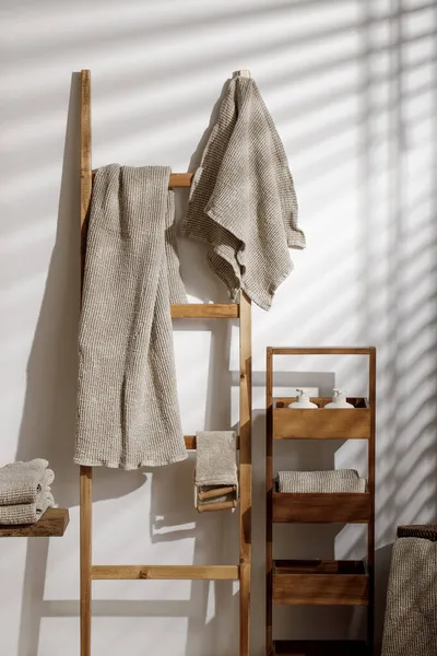 Organik waffle keten havlular, banyo sıfır atık aksesuarları modern banyo içleri. Günlük vücut bakımı, spa ve sıhhat sıfır atık tuvalet kavramı