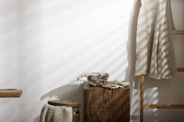 Organik waffle keten havlular, banyo sıfır atık aksesuarları modern banyo içlerindeki meşe kütüğünde. Günlük vücut bakımı, spa ve sıhhat sıfır atık tuvalet kavramı