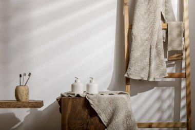 Organik waffle keten havlular, banyo sıfır atık aksesuarları modern banyo içlerindeki meşe kütüğünde. Günlük vücut bakımı, spa ve sıhhat sıfır atık tuvalet kavramı